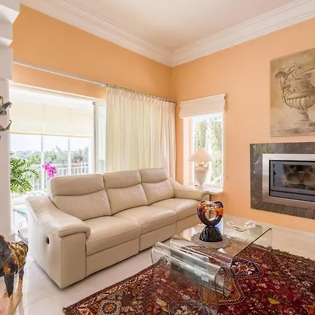 Traumhaft Schoene Mit Pool Und Meerblick Hébergement de vacances Albufeira