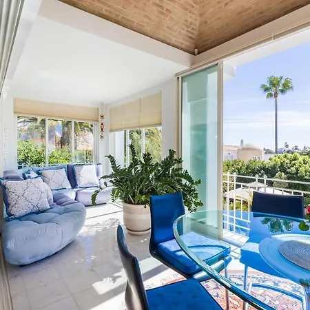 Traumhaft Schoene Mit Pool Und Meerblick Hébergement de vacances *