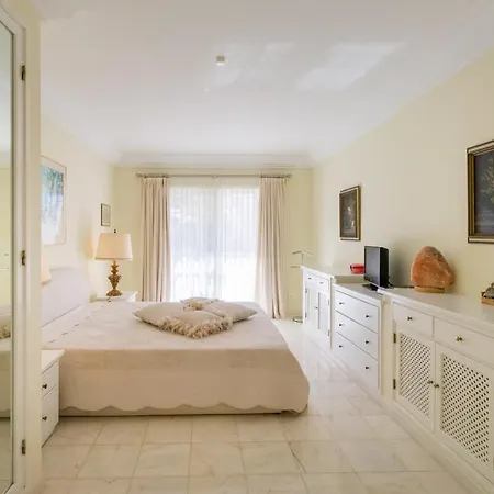 Traumhaft Schoene Mit Pool Und Meerblick Hébergement de vacances *