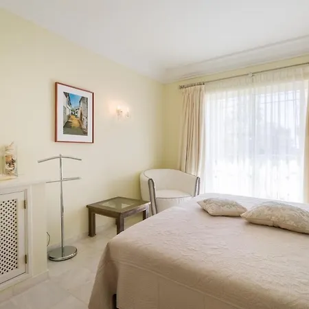 Hébergement de vacances Traumhaft Schoene Mit Pool Und Meerblick Albufeira